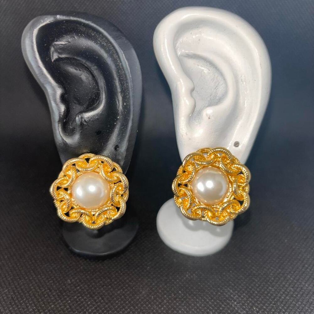 Gold earrings with white pearl